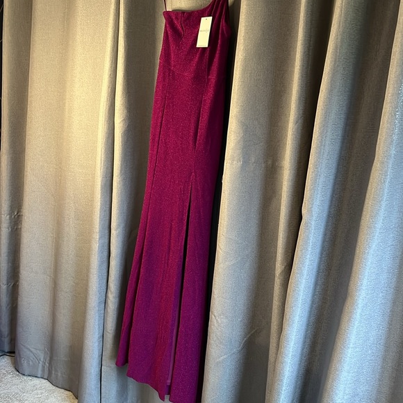 One shoulder, leg slit, shimmery crepe - Picture 4 of 4